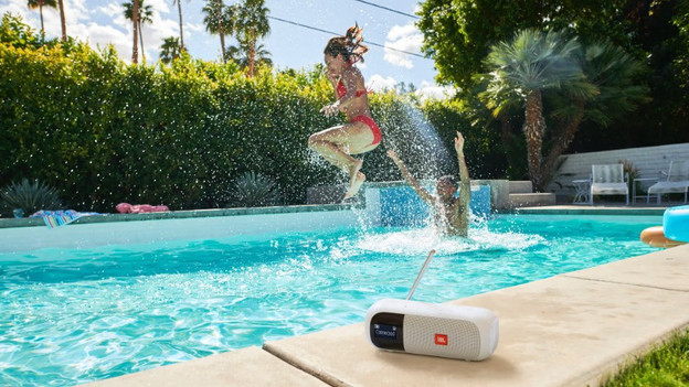 JBL Tuner 2 bij het zwembad
