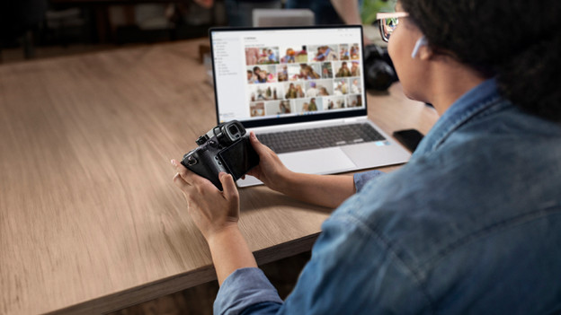vrouw met camera en laptop