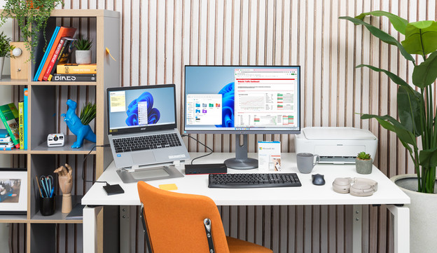 PC portable, écran PC, casque audio et imprimante