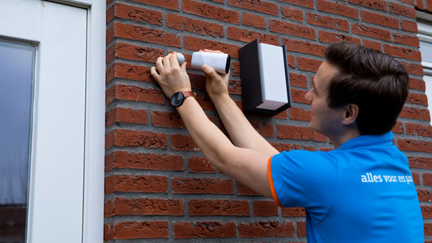 monteur plaatst ip camera