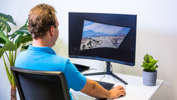 Spécialiste joue à GTA V en vue à la première personne sur l'écran incurvé