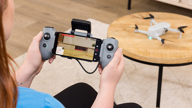 Potensic ATOM 2 : écran au centre de la radiocommande