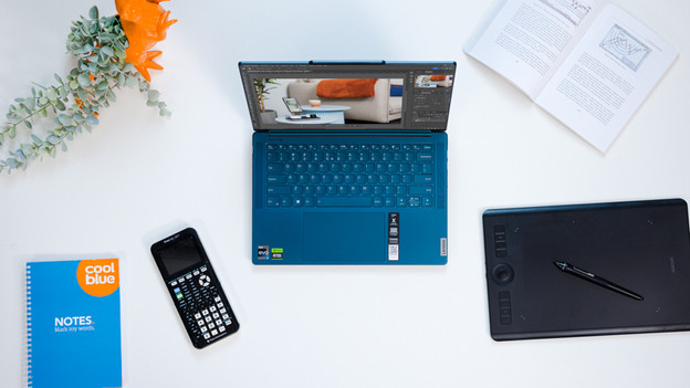 Persoon werkt met Adobe Photoshop via een tekentablet.