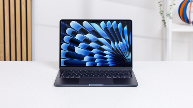 Trois MacBook côte à côte.
