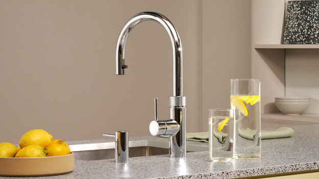 Kraan met glazen met gefilterd water