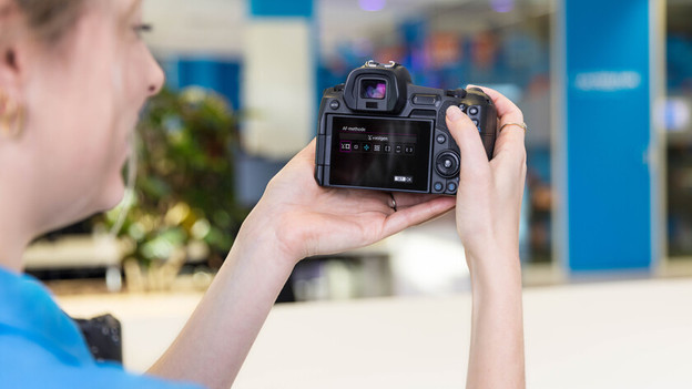 EOS R: recognizes faces