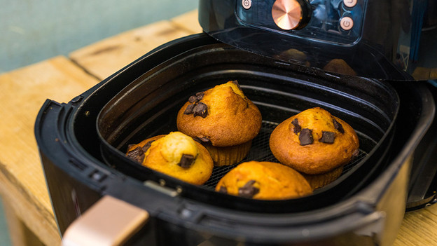 Bake cake or pies in the airfryer