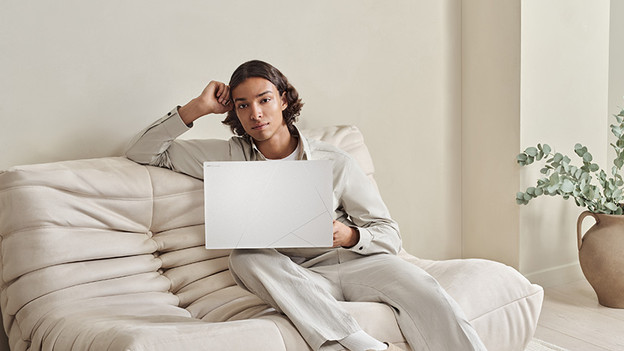 Jongen werkt op de bank. 