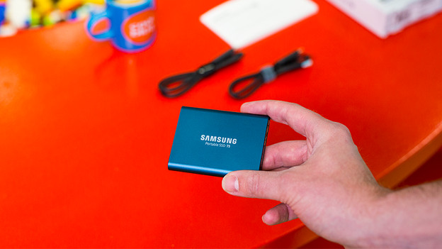 Specialist laat een externe SSD zien 
