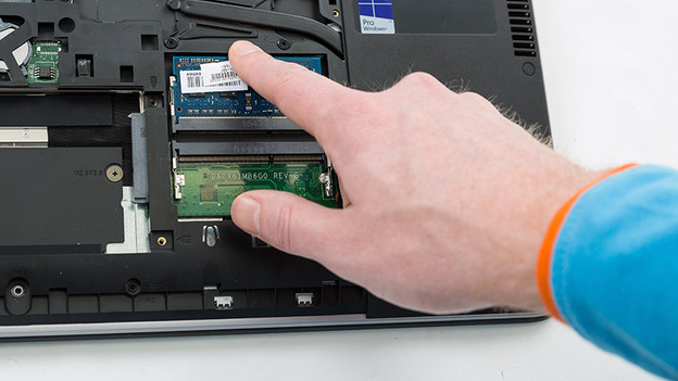 Insérez le nouveau module de RAM dans un PC portable.