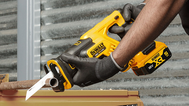 Scie sabre : raccourcir des branches et des tuyaux