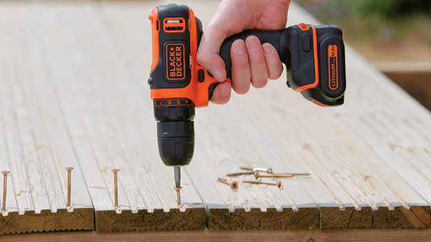 Drive screws in wood with a screw drill