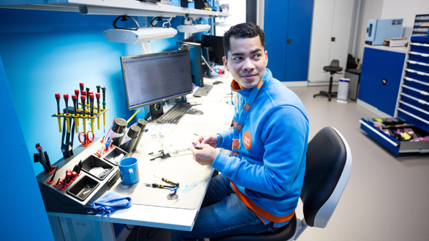 Coolblue specialist meet de batterij van een refurbished iphone