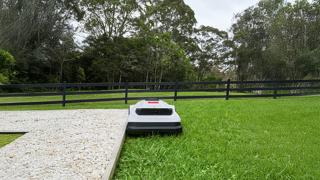 Robotmaaier maait langs een rand