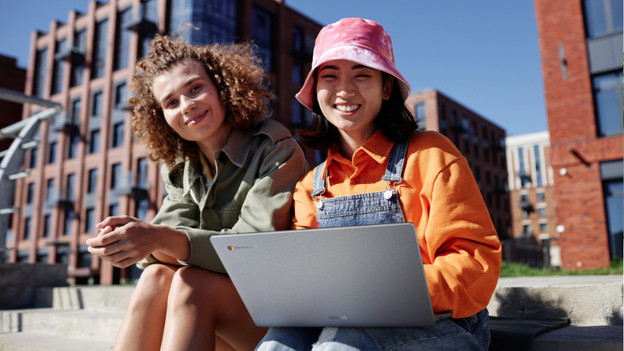 Quelqu'un qui travaille dans un café sur un PC portable.