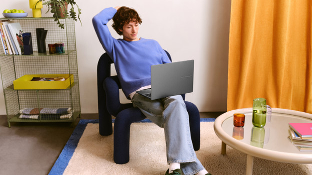 Un homme travaille sur un PC portable 16 pouces.