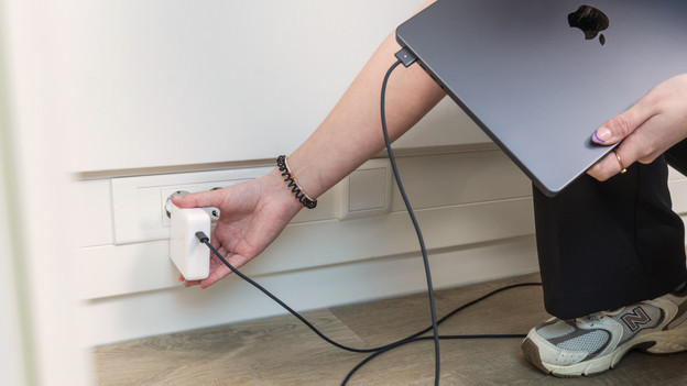 Stap 1: controleer of je MacBook stroom krijgt.