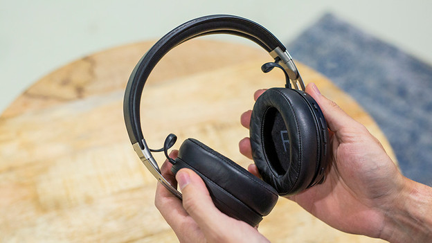 Casque audio Sennheiser tenu par deux mains