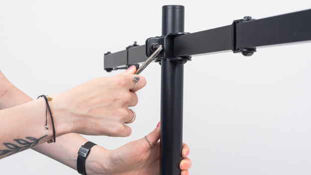 Placez le bras d'écran PC sur la barre