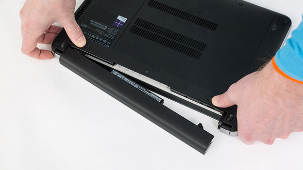 Déconnecter la batterie amovible du PC portable.