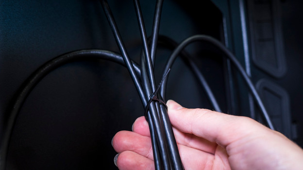 Specialist organiseert alle kabels