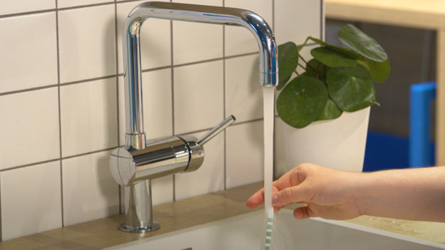 Hold the test strip under running water for 2 seconds