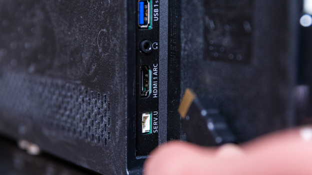 Branchez le câble HDMI à votre télévision