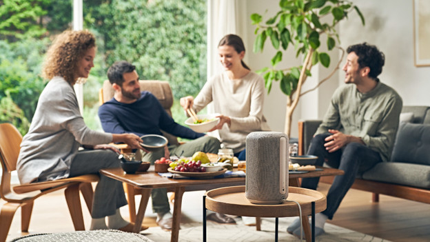 Enceinte dans la pièce