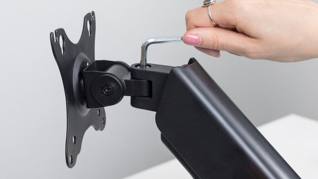 Installeer de VESA platen op de armen