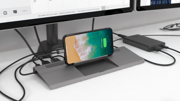 Het opladen van een telefoon via een docking station