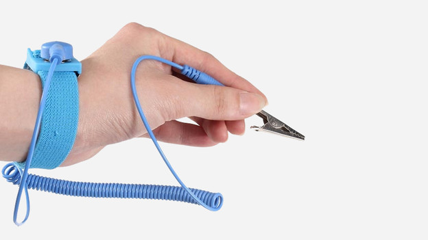 Bracelet antistatique sur le bras.