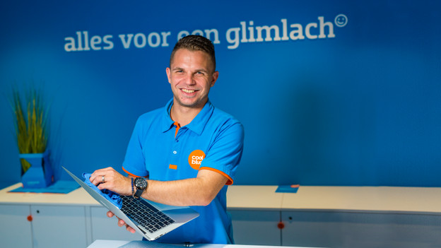 Un spécialiste nettoie un PC portable