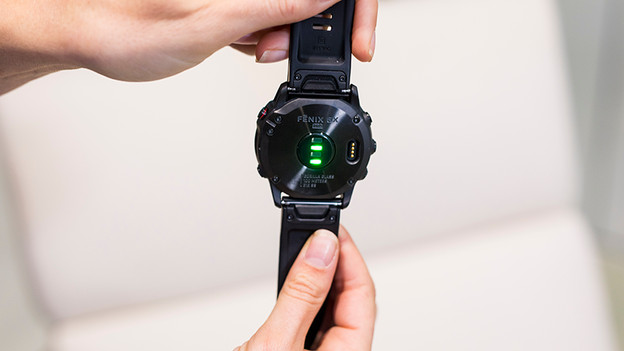 Watch with pulse measurement: measures the effect of your heart rate