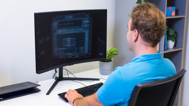 Spécialiste joue à Dead Space avec un bon rapport de contraste grâce à la technologie Mini LED