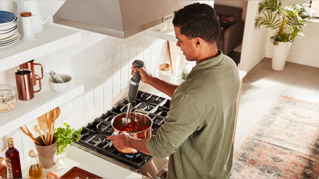 Cordless immersion blender in pan