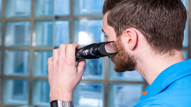 Electric shaver with trimmer function