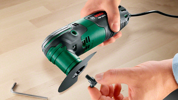 Changement d'embouts d'un outil multifonction oscillant avec clé