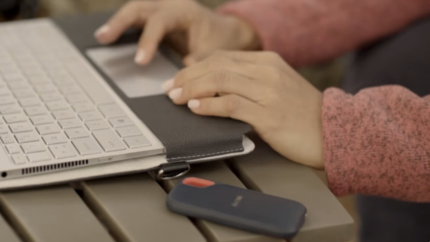 SanDisk SSD naast een laptop