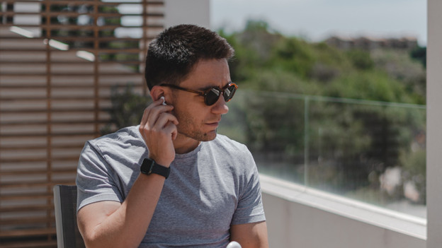 Mettre les écouteurs dans ses oreilles