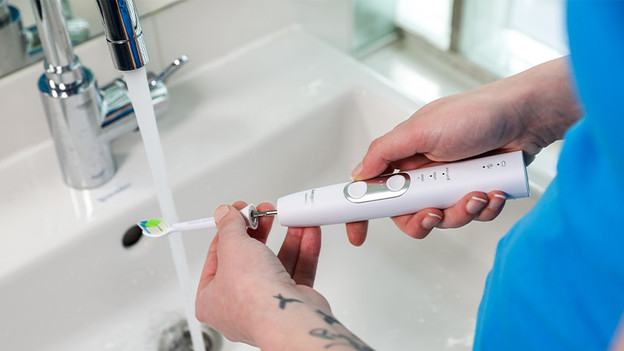 Astuce 4 : nettoyez votre brosse à dents et sa station de charge toutes les semaines