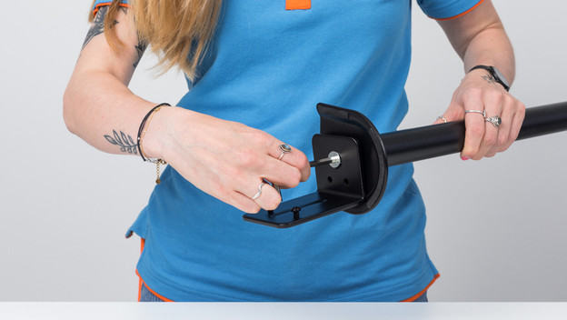 serrer l'angle de connexion de la base sur le pied d'écran PC