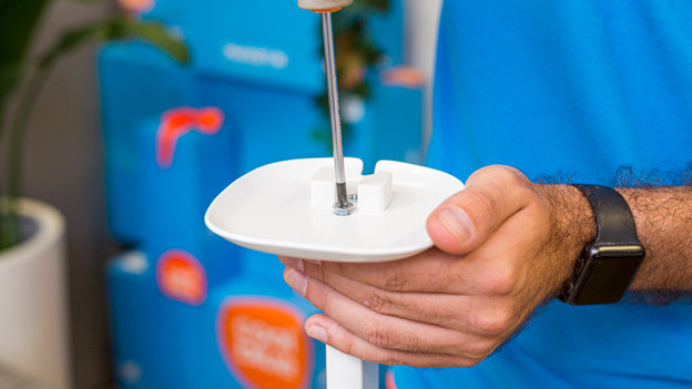 Quelqu'un attache le support pour enceinte au support pour enceinte BlueBuilt