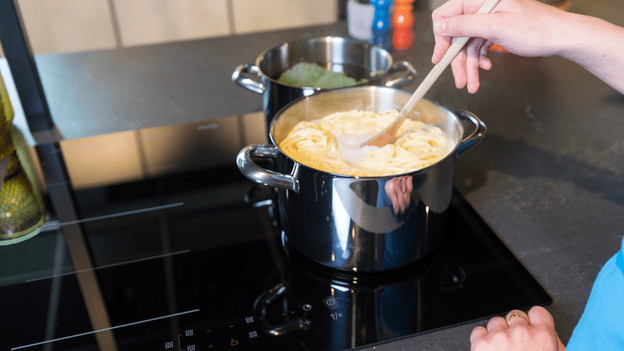 Casserole avec de l'eau et des pâtes