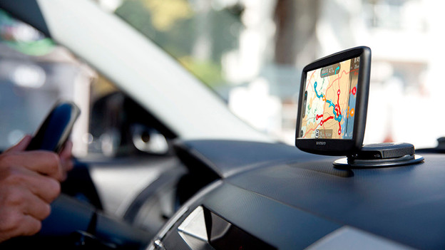 Connexion du système GPS auto au smartphone et appels en mode mains libres