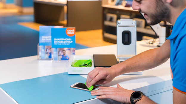 Coller des protège-écrans et fournir des accessoires