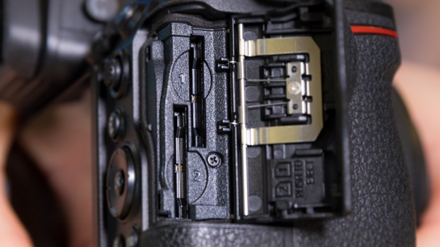 Nikon Z5: 2 SD UHS II