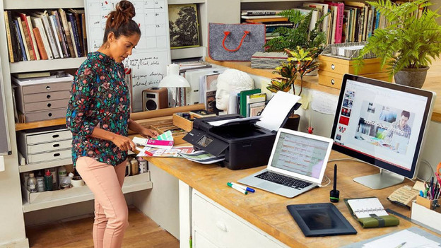 vrouw is aan het printen