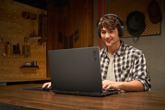 ASUS TUF Gaming 18 FA808UP-S8011W product in use