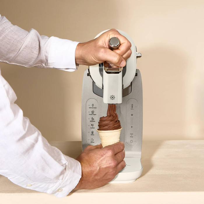 Tefal Freezi 16-in-1 Ice Cream & Frozen Drink Maker IG801A product in gebruik
