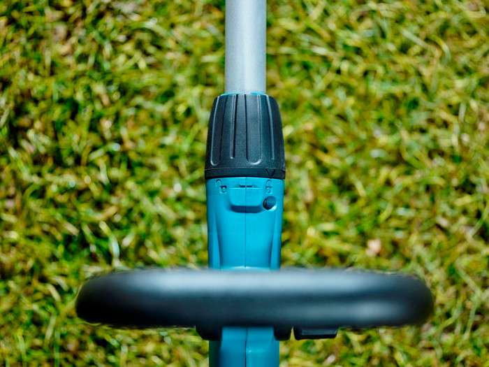 Makita DLM330SM incl. 4,0 Ah Accu + Makita DUR181Z (zonder accu) + Makita BL1850B LXT 18V 5,0 Ah accu product in gebruik